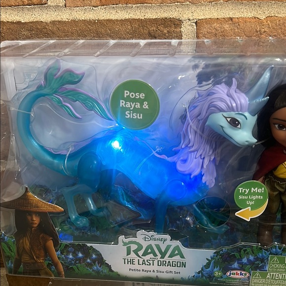 Disney Raya and Sisu Gift Set - Picture 2 of 2